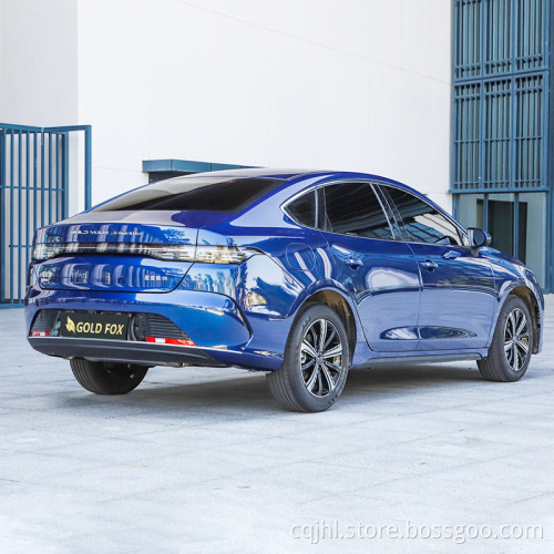 В запасе совершенно новый эсминец BYD 05 Гибридный автомобиль седан 2023 эва.
